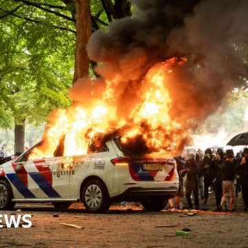 Dutch police clash with anti-immigration protesters