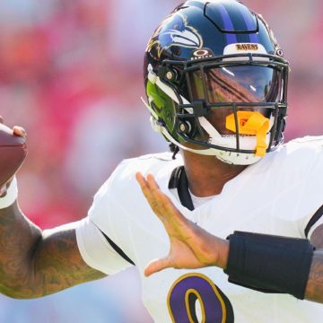 Lamar Jackson injures hamstring, 1-3 Ravens await update