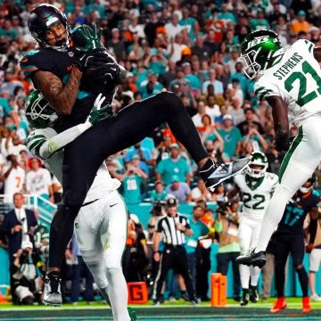 Dolphins’ offense gets going in MNF win over Jets, but loses Tyreek Hill