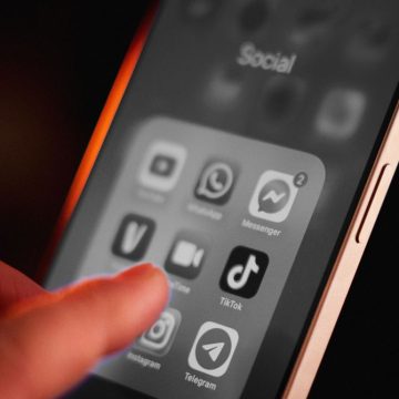 Diminish Distractions by Setting Your iPhone to Gray Scale When You’re Home