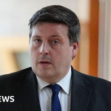 Former minister Jamie Hepburn apologises to MSPs after Douglas Ross assault claim