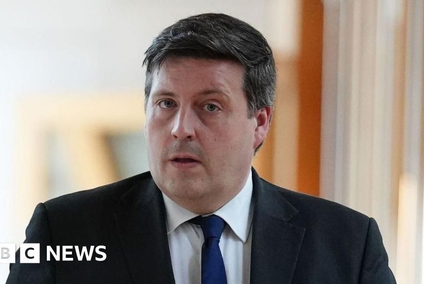 Former minister Jamie Hepburn apologises to MSPs after Douglas Ross assault claim