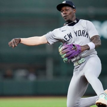Jazz Chisholm Jr. leaves Yankees' game after being hit in arm