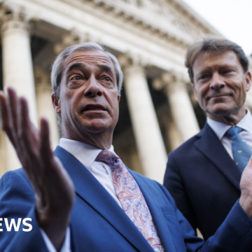 Nigel Farage urges Bank of England boss to stop UK bond sales