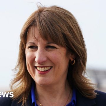Rachel Reeves to guarantee paid work for young people unemployed for 18 months