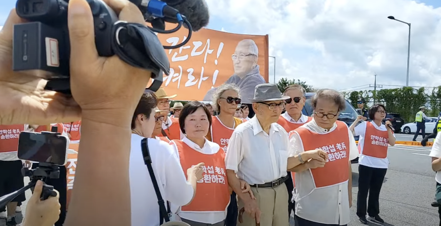 ROK military blocks unconverted POW from crossing into North Korea