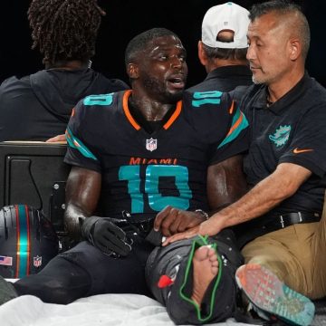Source: Tyreek Hill carted off with suspected dislocated knee