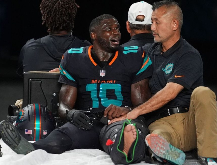 Source: Tyreek Hill carted off with suspected dislocated knee
