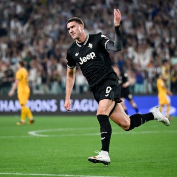 Transfer rumors, news: Chelsea, Man United eye cut-priced Vlahovic