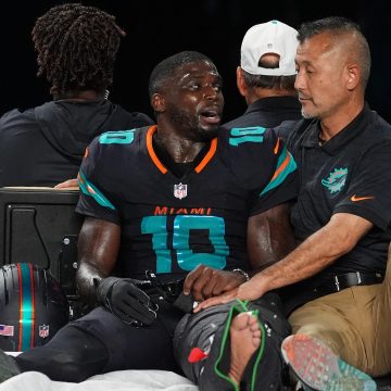 Tyreek Hill Posts Photo After Surgery on Knee Injury, Agent Says WR Will Play in 2026