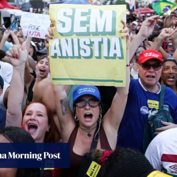 Brazilians protest against bill that could lead to a pardon for Bolsonaro and allies
