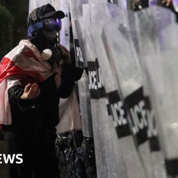 Anti-government protesters attempt to storm presidential palace