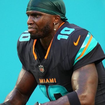 Tyreek Hill returns to Dolphins’ facility, speaks to team