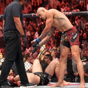 Pereira reclaims title in 80-second TKO of Ankalaev at UFC 320