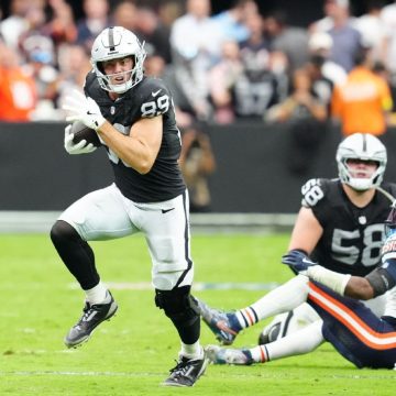 Raiders star TE Brock Bowers inactive vs. Colts with knee injury