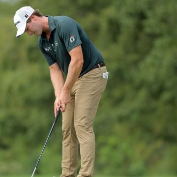 Vince Whaley saves par at Sanderson with alligator lurking