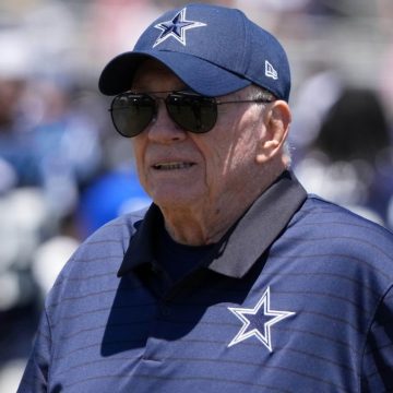Source: NFL fining Cowboys’ Jerry Jones $250K for gesture