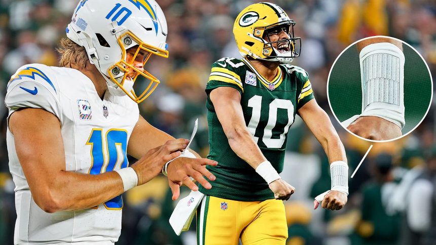 Why some NFL QBs use play-sheet wristbands and others don't Why some NFL QBs use play-sheet wristbands and others don’t