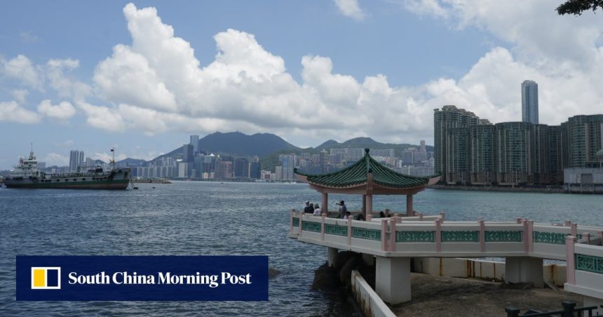 Hong Kong police on the hunt for man who attacked 2 people with knife in park