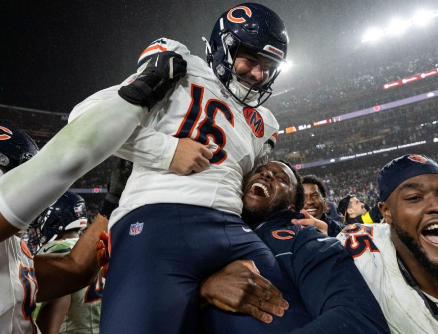 Bears' Jake Moody hits winning field goal after whirlwind day