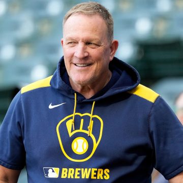Brewers Manager Pat Murphy Gets Bob Uecker 'Patch' Tattoo in Photo Before NLDS