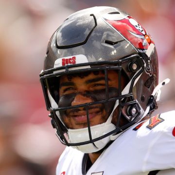 Bucs' Tristan Wirfs breaks down fan heckling Baker Mayfield