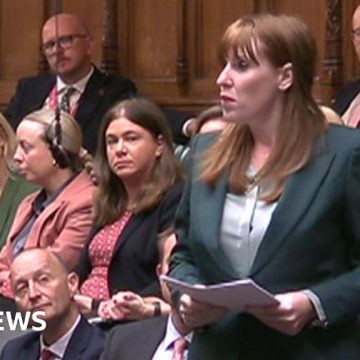 Cabinet crowd into Commons for Rayner's resignation speech