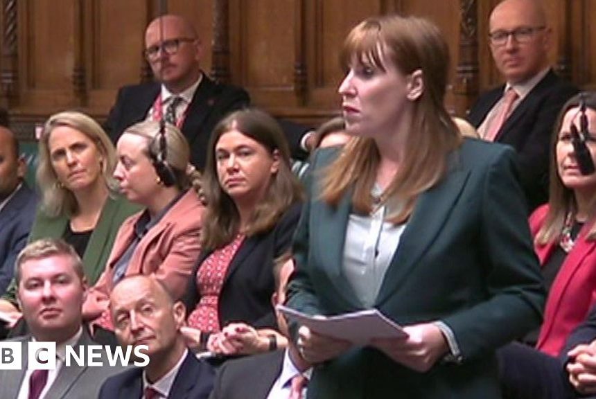 Cabinet crowd into Commons for Rayner's resignation speech