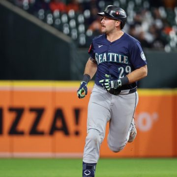 Cal Raleigh Meets Mariners Fan Who Caught HR with Viral 'Dump 61 Here' Shirt in Photo