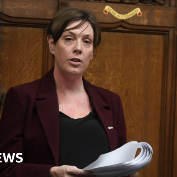 Government 'determined' to keep Jess Phillips in post on grooming inquiry