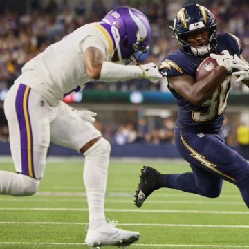 Herbert, Vidal lead Chargers in commanding win over Vikings