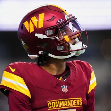 Jayden Daniels exits Commanders' loss; MRI on hamstring next