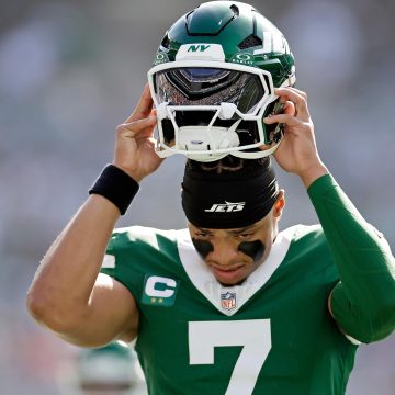 Justin Fields Benched for Tyrod Taylor, Jets' Aaron Glenn Undecided About Future QB1