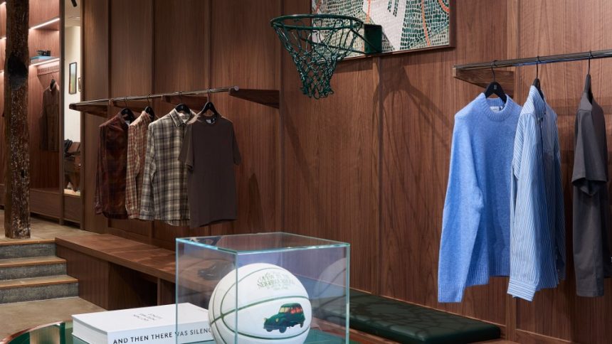 Les Deux Expands Globally With Paris Flagship and U.S. Distribution Copenhagen-based brand Les Deux's new Paris flagship in the Marais.