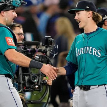 Mariners shut down Blue Jays' bats to steal Game 1 of ALCS