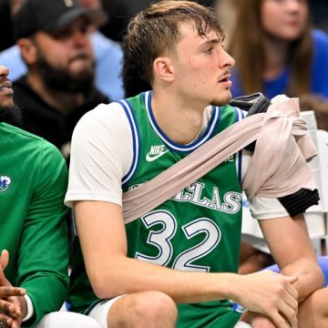 Mavs' Cooper Flagg hurts shoulder, is benched in crunch time Mavs' Cooper Flagg hurts shoulder, is benched in crunch time