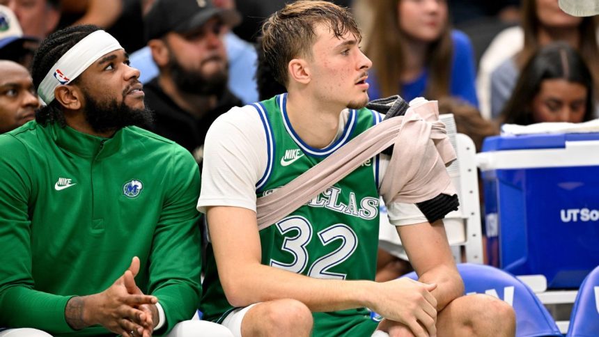 Mavs' Cooper Flagg hurts shoulder, is benched in crunch time Mavs' Cooper Flagg hurts shoulder, is benched in crunch time