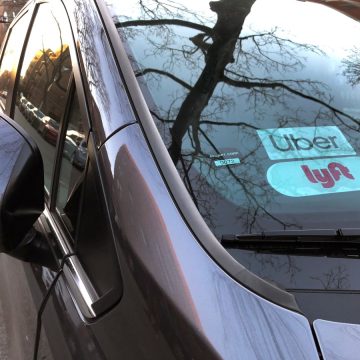 Newsom signs bill giving Uber and Lyft drivers in California the right to unionize