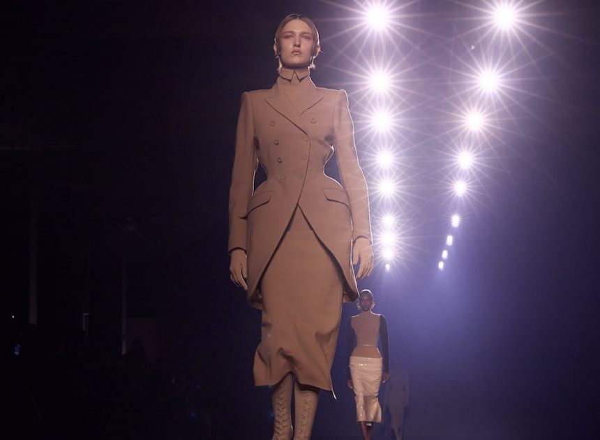 Paris Day Four: The Return of the Waist