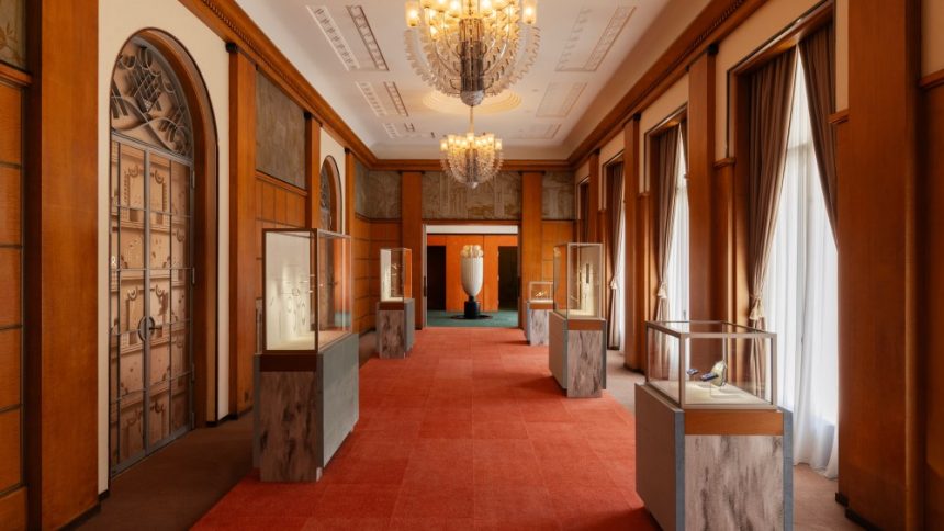 Views of the “Timeless Art Deco with Van Cleef & Arpels High Jewelry” exhibition at the Tokyo Metropolitan Teien Art Museum.