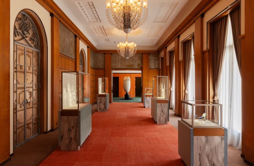 Views of the “Timeless Art Deco with Van Cleef & Arpels High Jewelry” exhibition at the Tokyo Metropolitan Teien Art Museum.