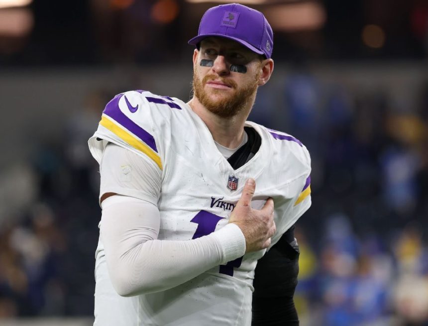 Vikings' Carson Wentz: Wanted to stay in TNF game despite pain