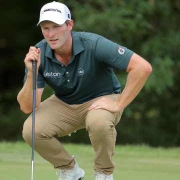 Vince Whaley Hits Shot While Standing in Lake With Alligator in Water Nearby on Video