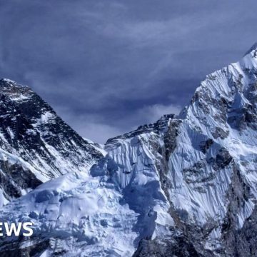 Snowstorm traps 1000 people on slopes of Mount Everest