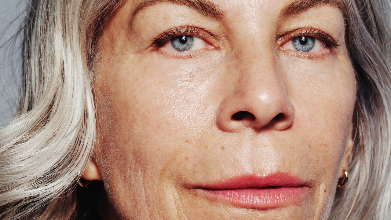 7 Best Glosses for Gray Hair to Restore Softness and Vibrancy