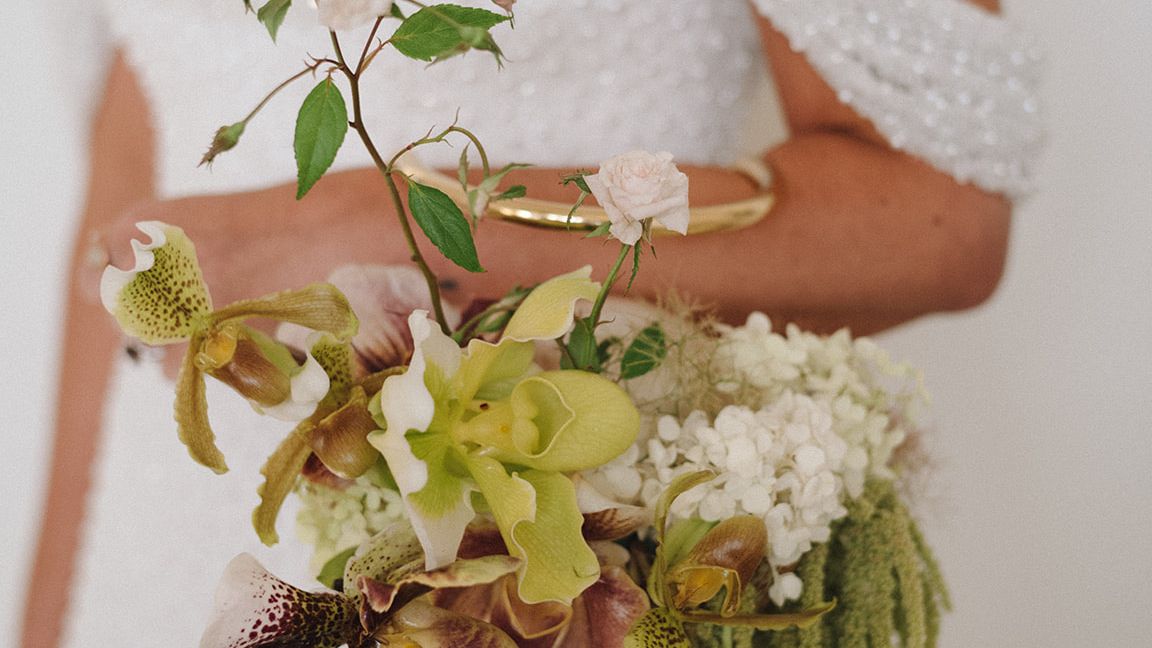 How Bridal Bouquet Bags Became One of the Year’s Biggest Wedding Floral Trends