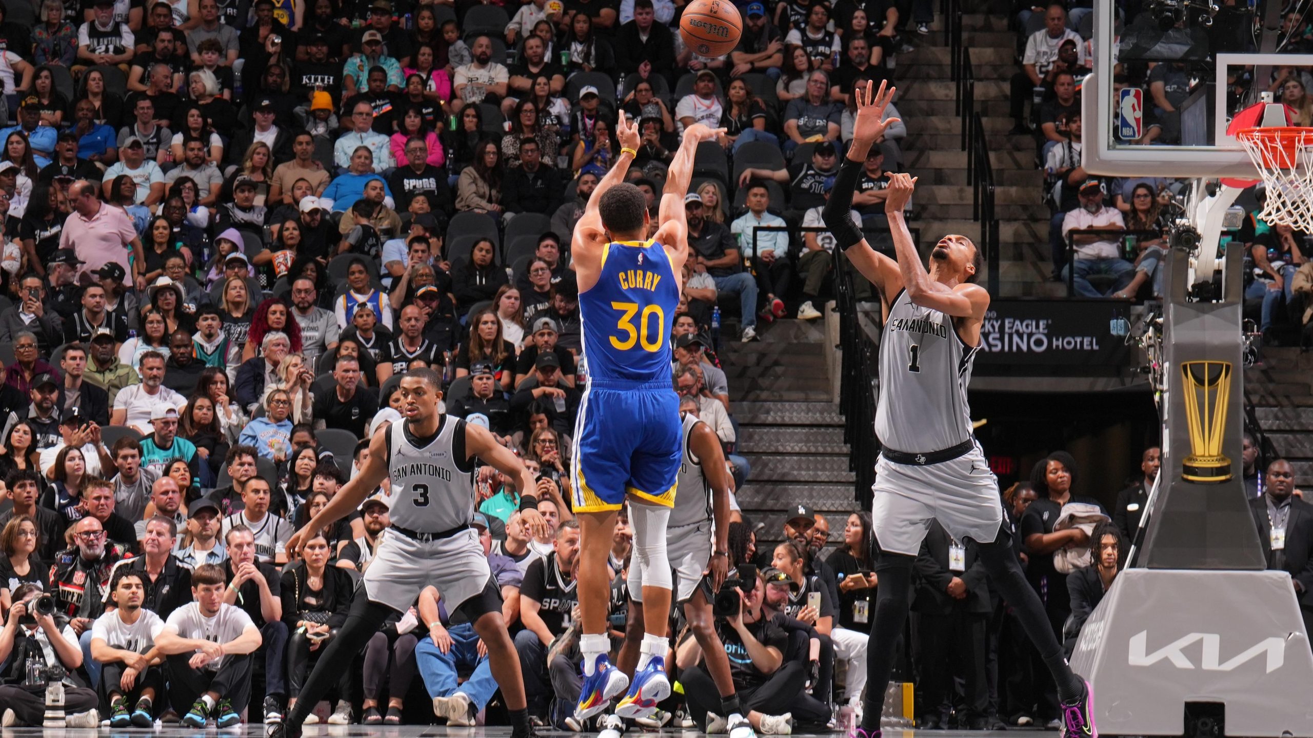 Stephen Curry's Historic Game Wows NBA Fans as Warriors Beat Wemby, Spurs in Thriller