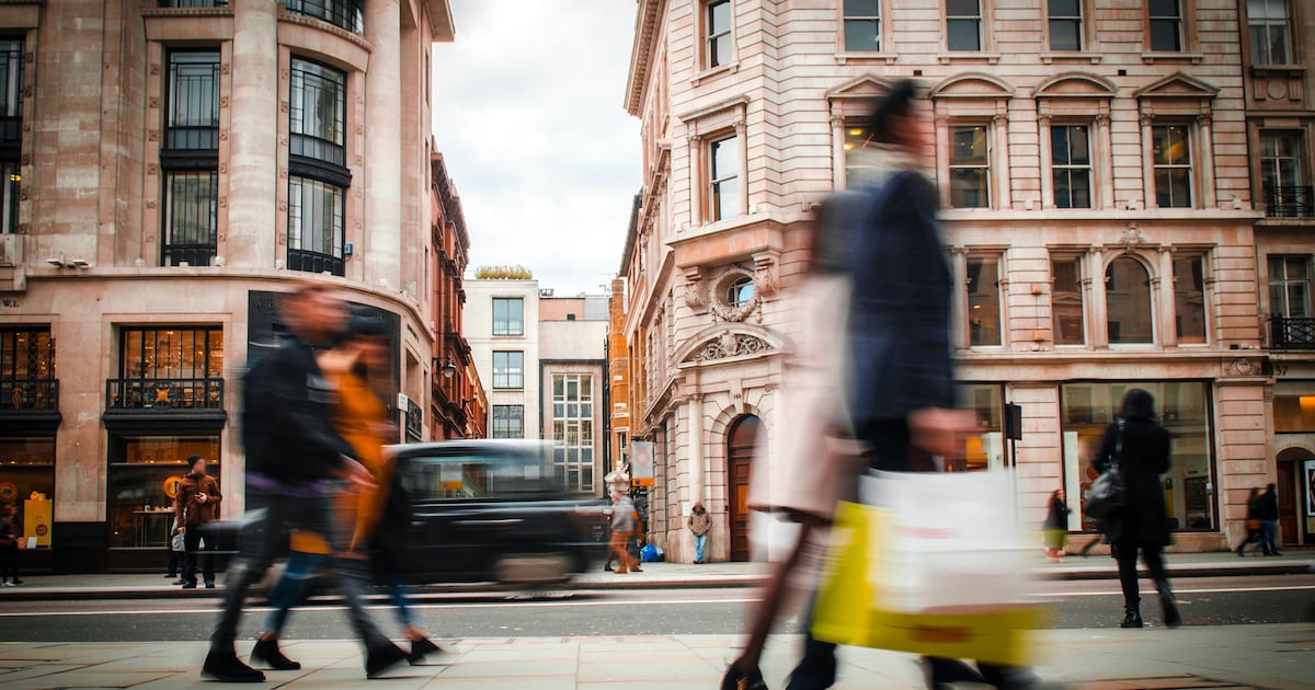 UK Retail Sales Drop Unexpectedly as Shoppers Await Black Friday and Budget