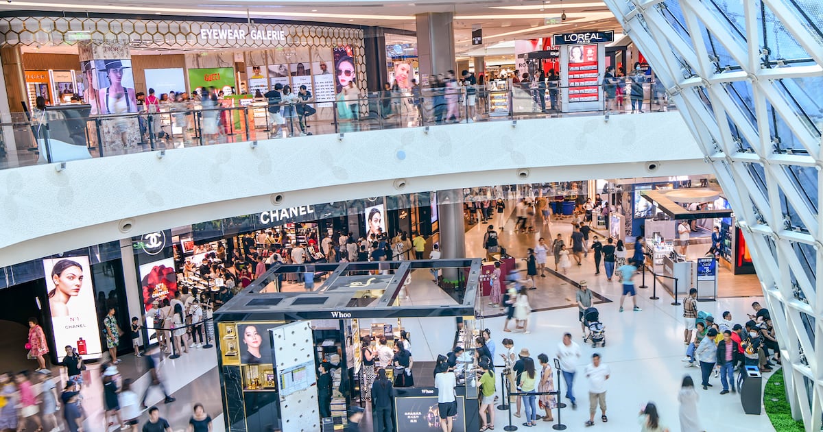 US Consumer Sentiment Falls to Near Lowest on Record