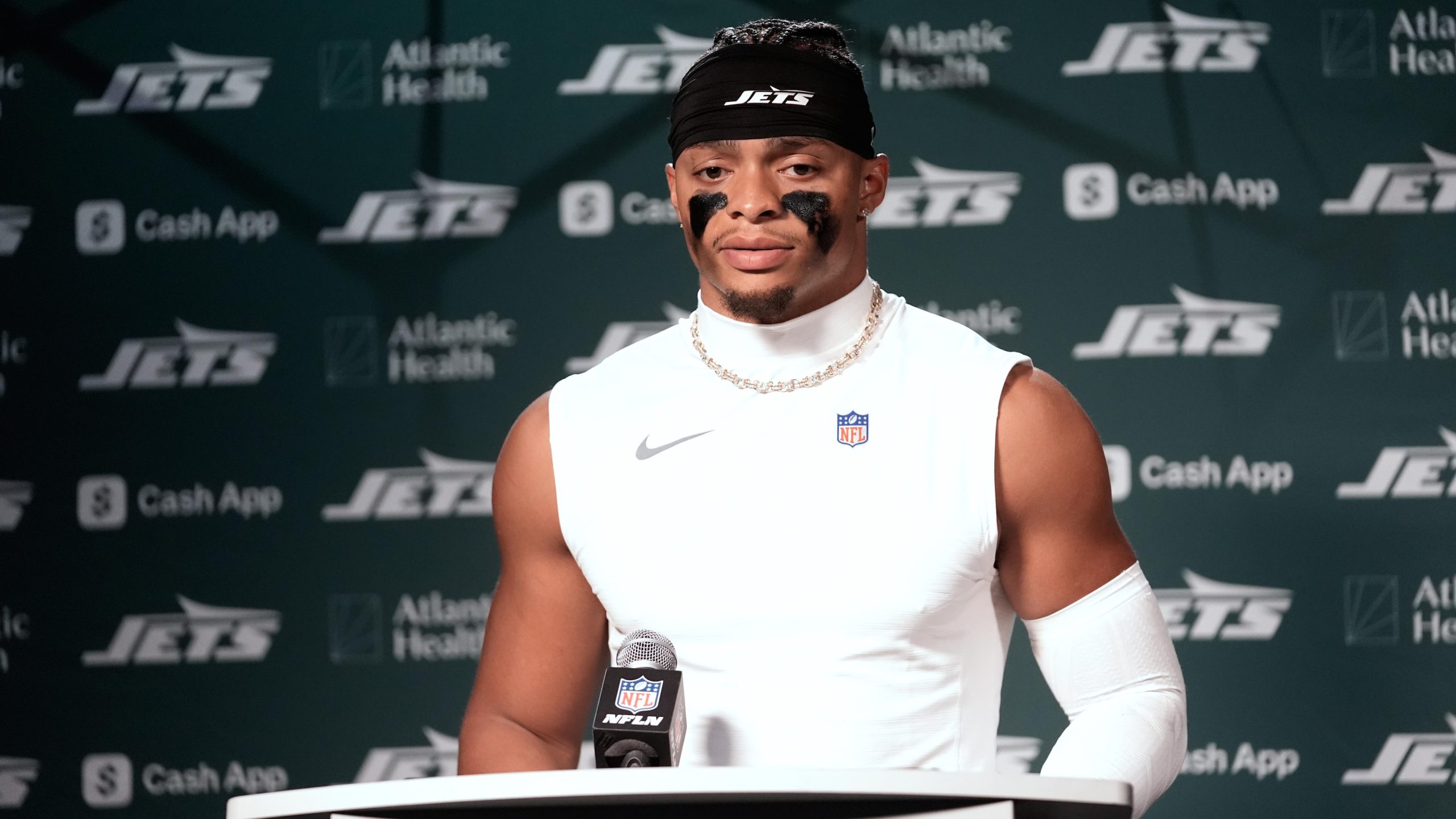 Will Justin Fields Be Benched By Jets? Aaron Glenn Says He's 'Evaluating Everything'